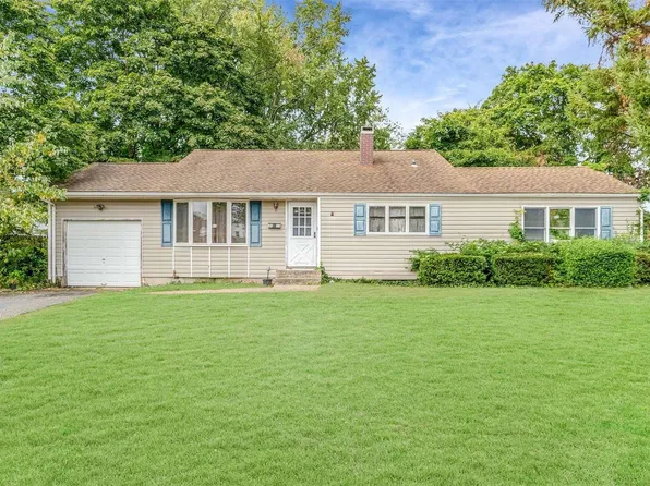 3010 Falcon Avenue, Medford, NY 11763