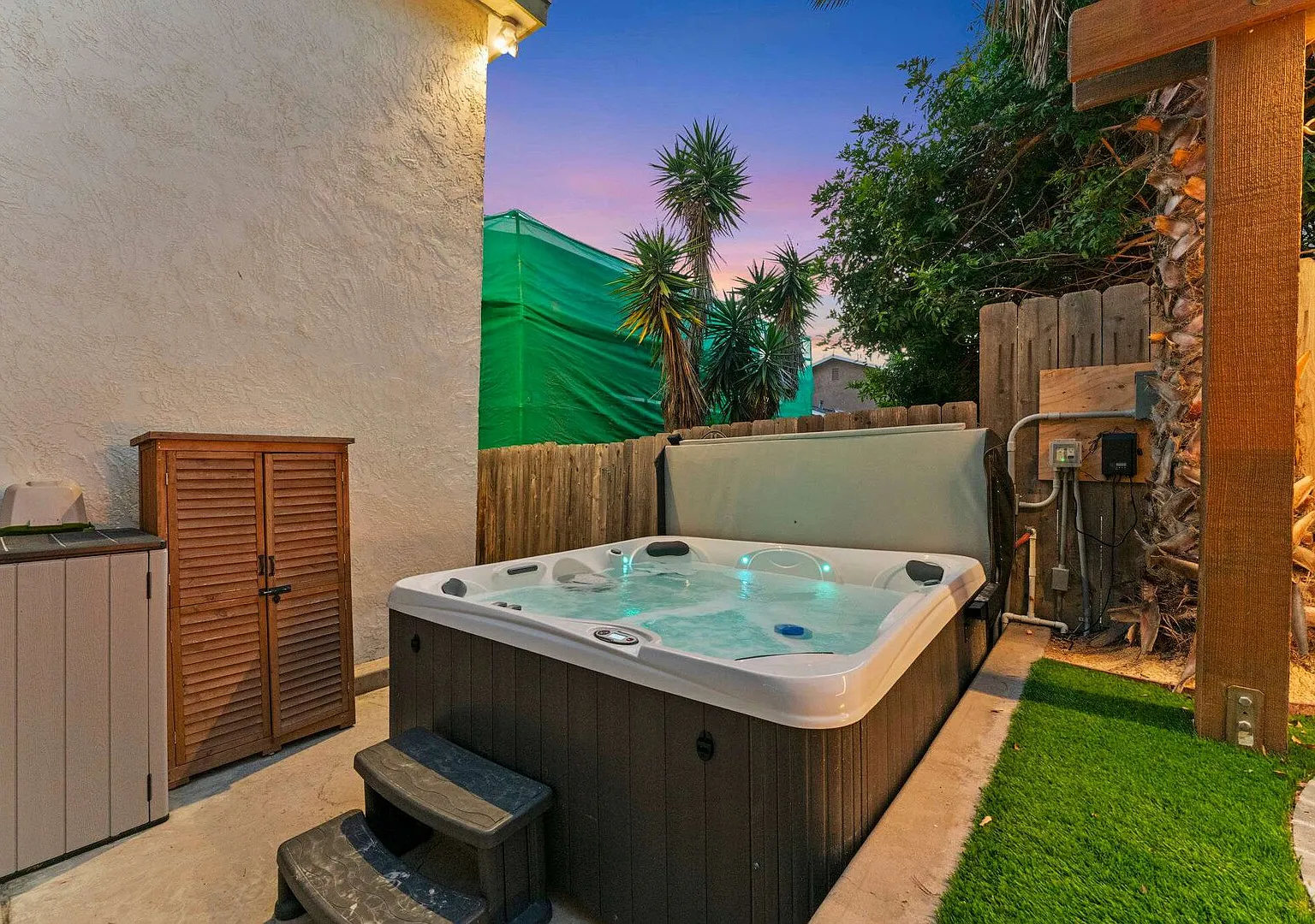 Pet-Friendly Apartment w/ Hot Tub & Garage Parking — Photo 3