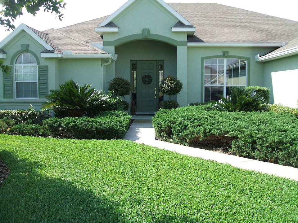 Lush front entry