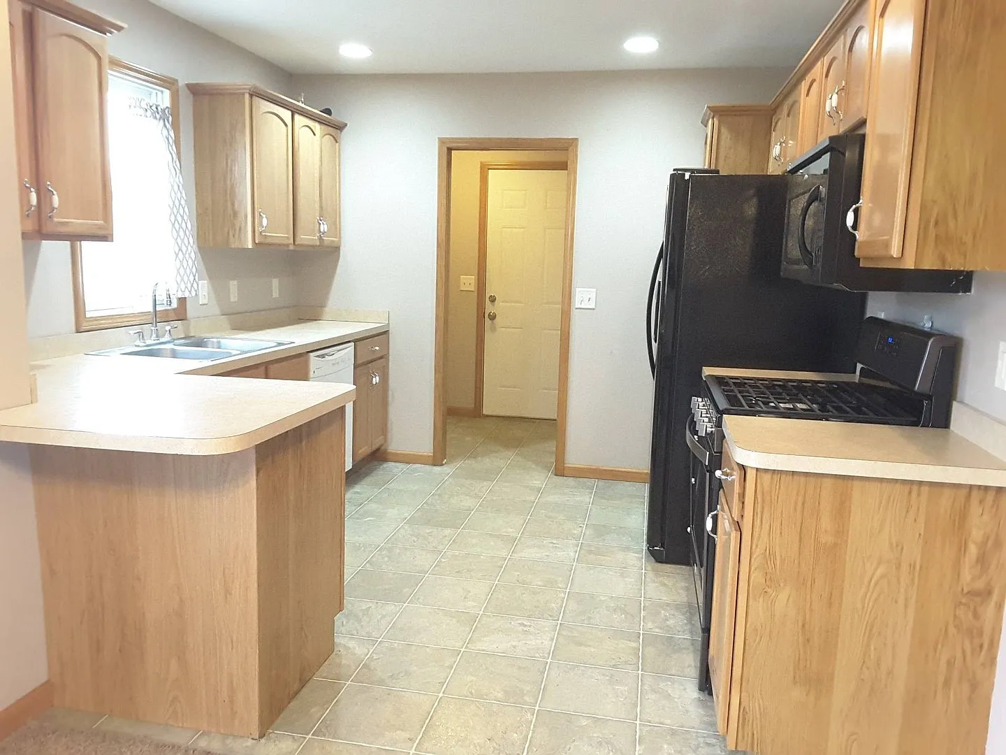 3 Bedroom Single Family Home! — Photo 4