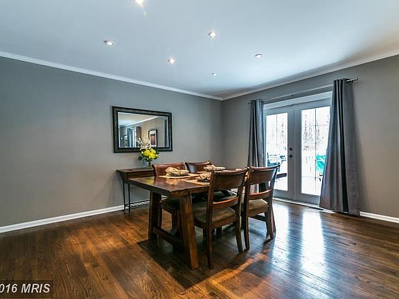 Stunning dining room with hardwood floor