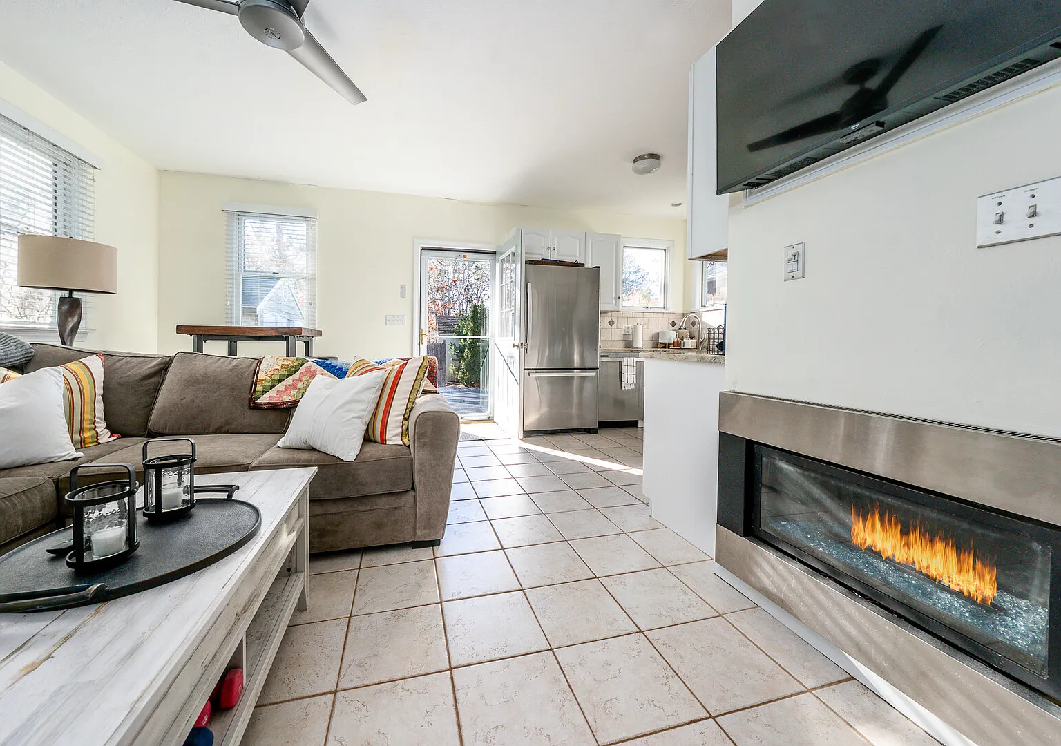Fully furnished, bright, modern home. High ceilings, private yard. — Photo 1