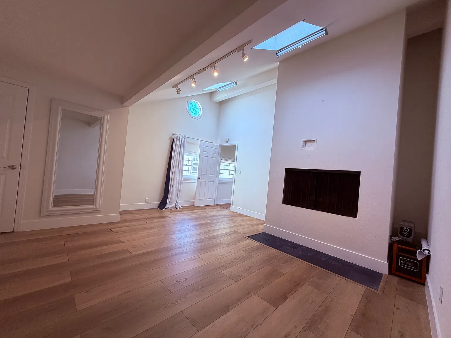 2 bed, 900 sqft, $3,700 — Photo 4