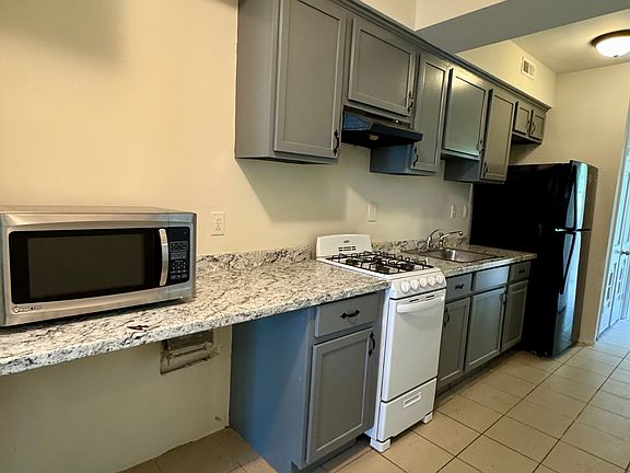 2nd image of 207 Adams St NE #4