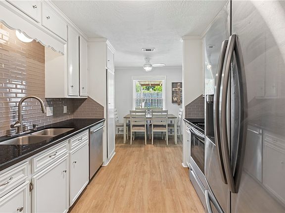 5th image of 4006 Meadowwood Dr