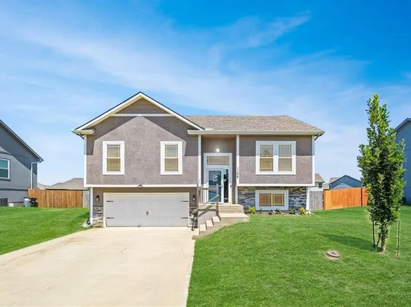 1106 SW 10th Ter, Oak Grove, MO 64075