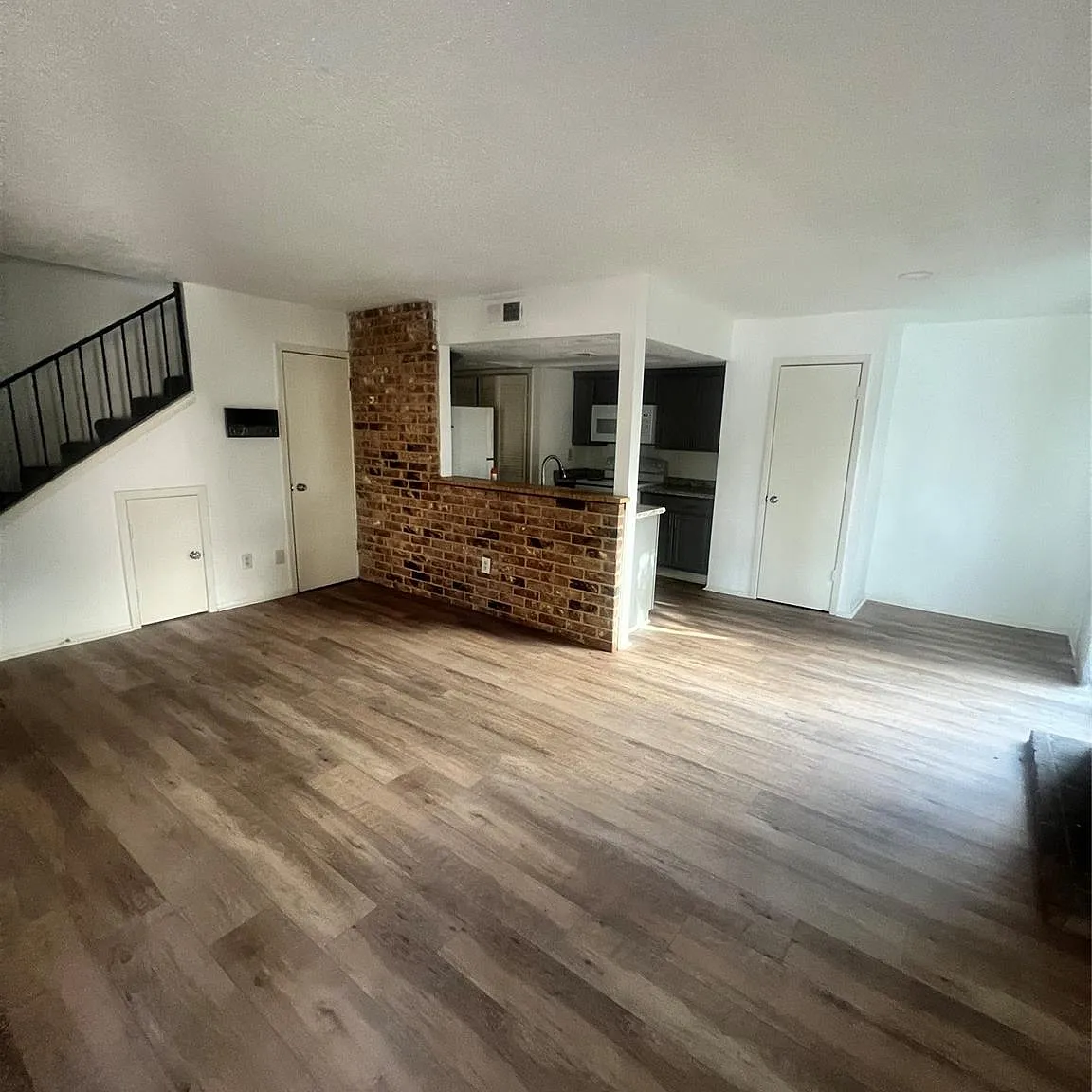 2 bed, 1.5 bath, 968 sqft, $1,250 — Photo 3