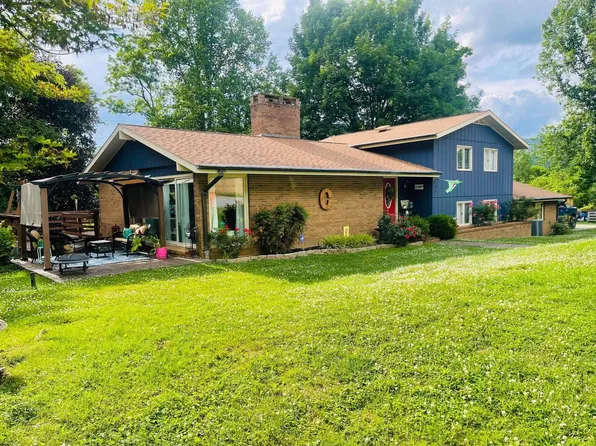 206 Park Dr, Loyall, KY 40854