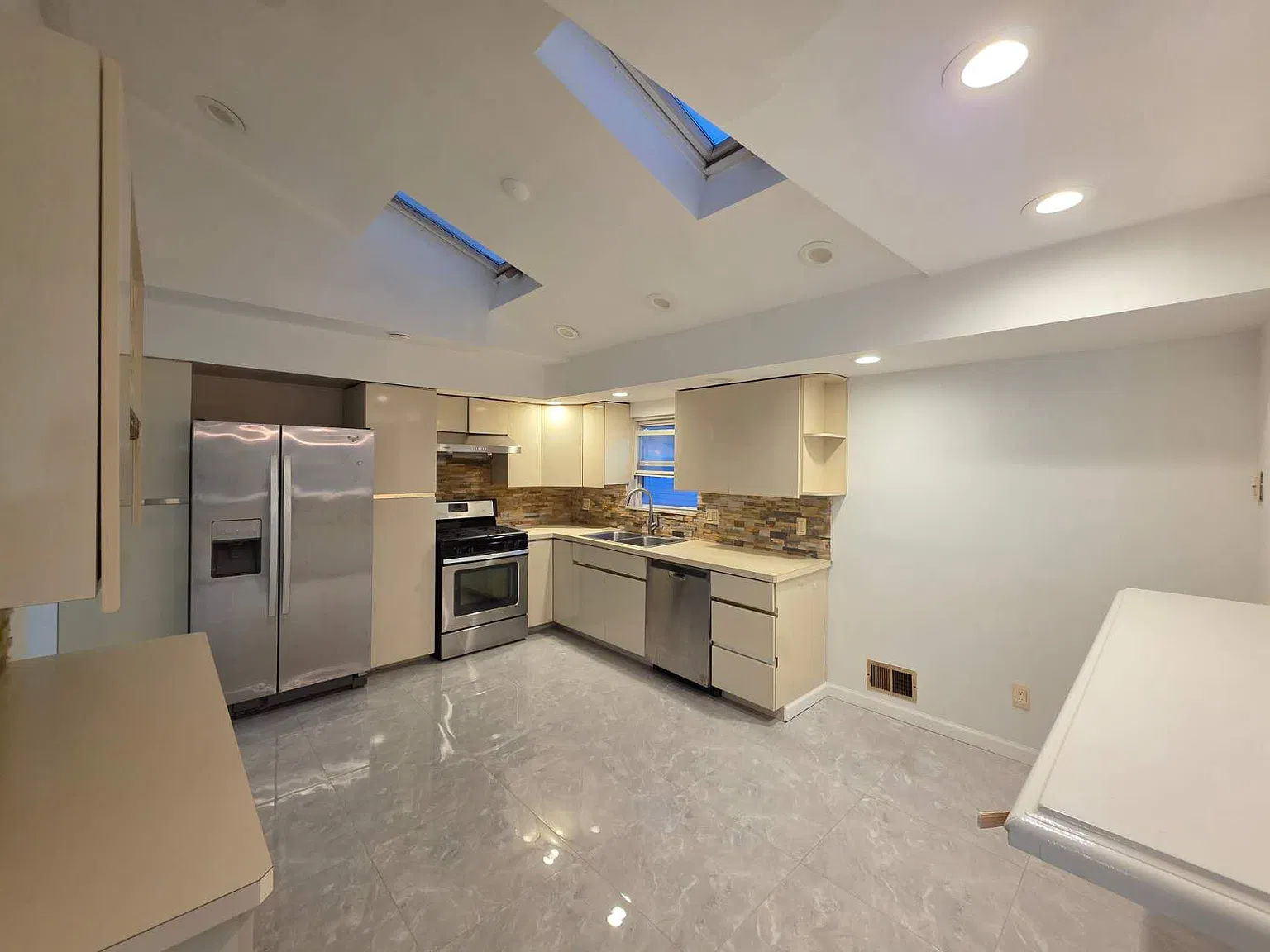 3 bed, 1400 sqft, $3,300 — Photo 2