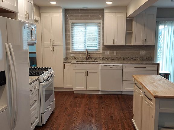 3rd image of 29505 Lyndon St