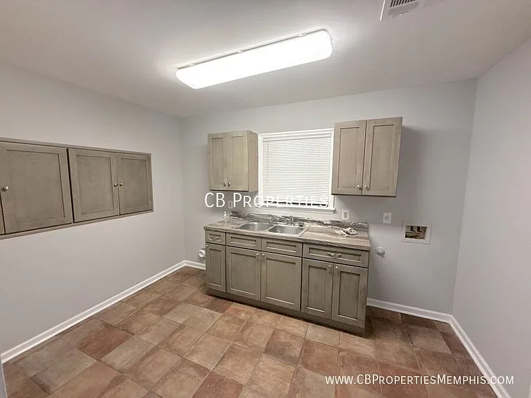 1445 Robin Hood Ln — Photo 6