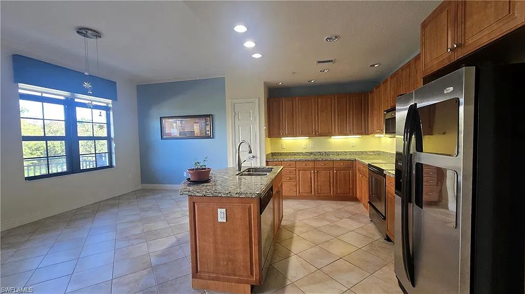 5076 Annunciation Cir — Photo 2