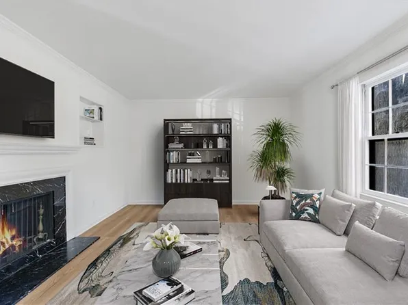 10 Chaumont Sq NW, Atlanta, GA 30327