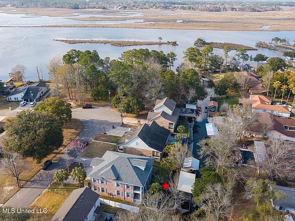3rd image of 2410 W Shore Dr