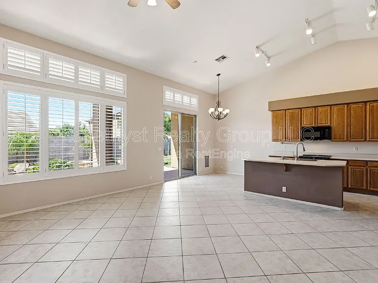 7017 W Greenbriar Dr — Photo 5