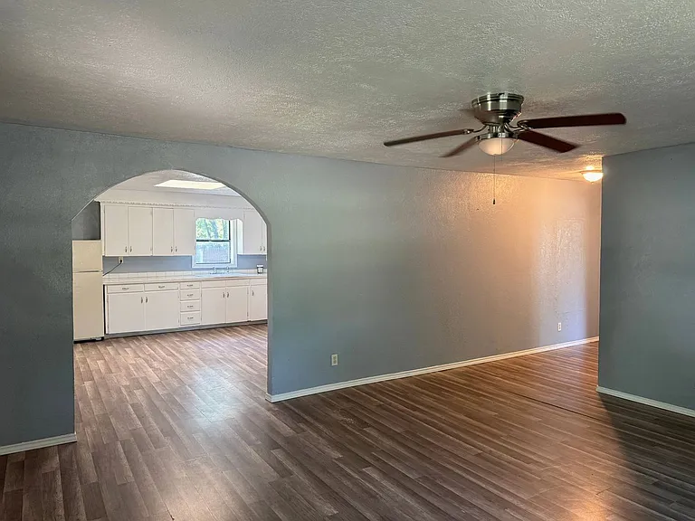 808 E Bank St — Photo 3