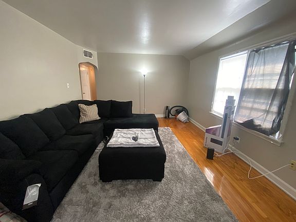 5th image of 840 E Henry Clay St #4