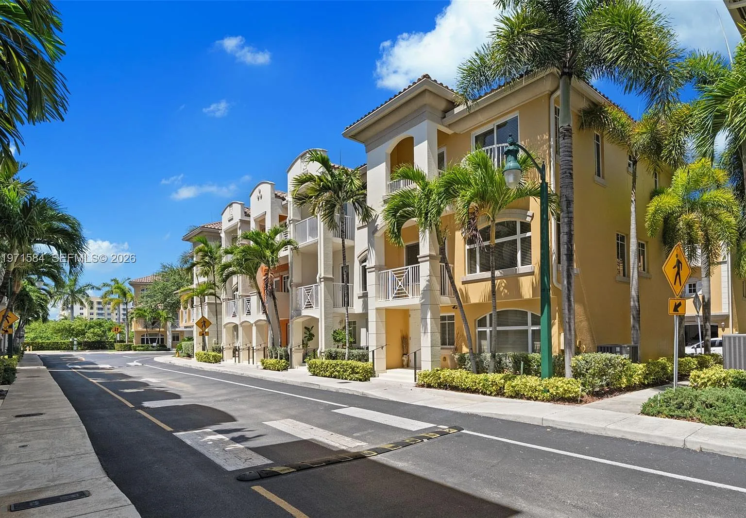 Merco At Aventura — Photo 2