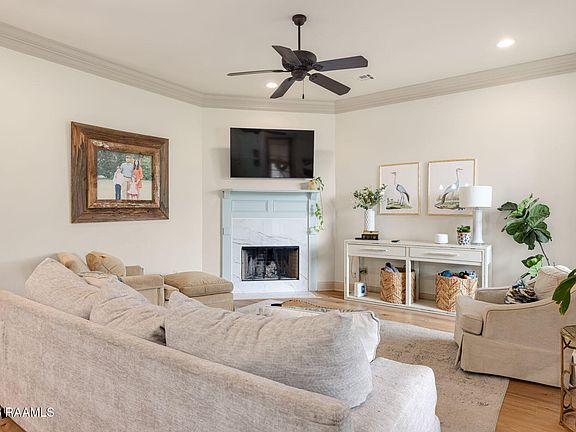 3rd image of 100 Tara Oak Dr