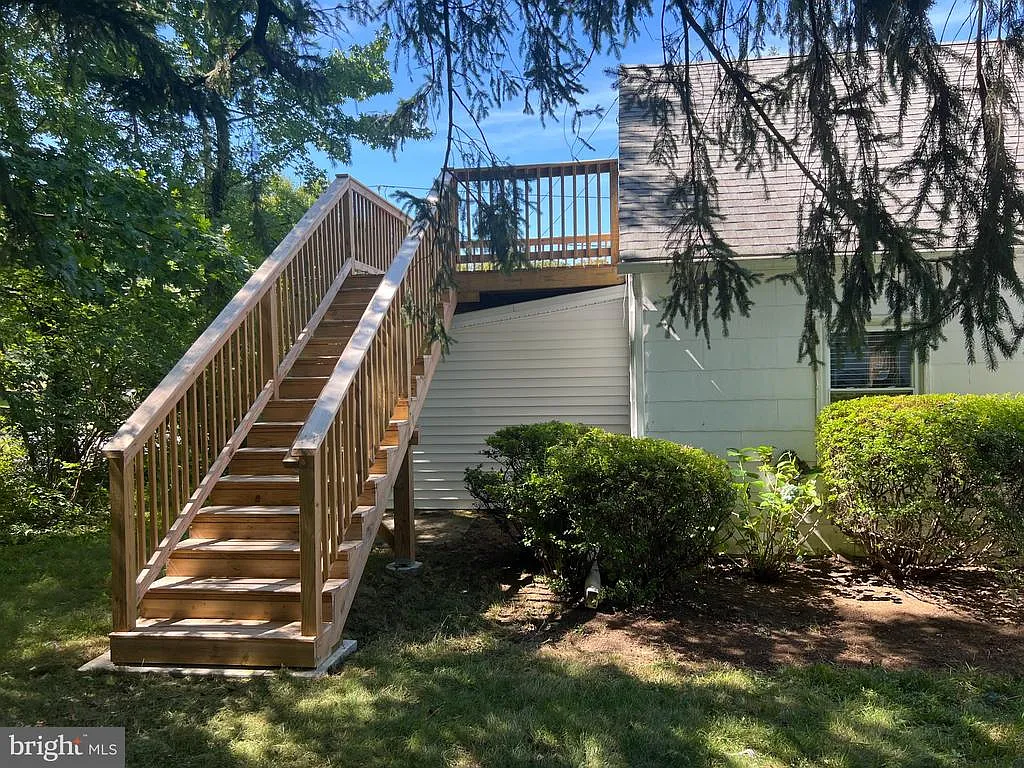3 bed, 2.0 bath, 1356 sqft, $3,300 — Photo 3