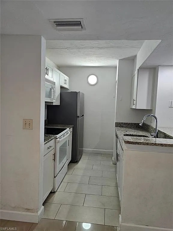 2 bed, 2.0 bath, 974 sqft, $1,950 — Photo 3