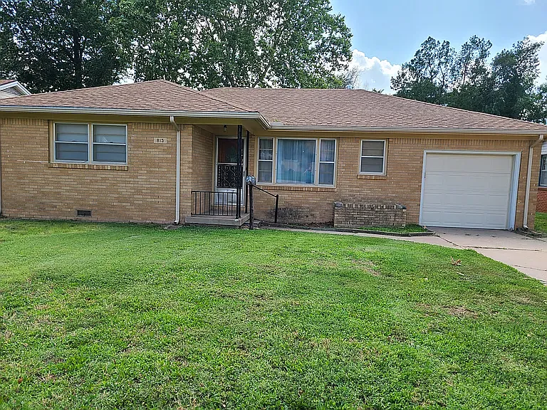 3 bed, 1215 sqft, $1,300 — Photo 1