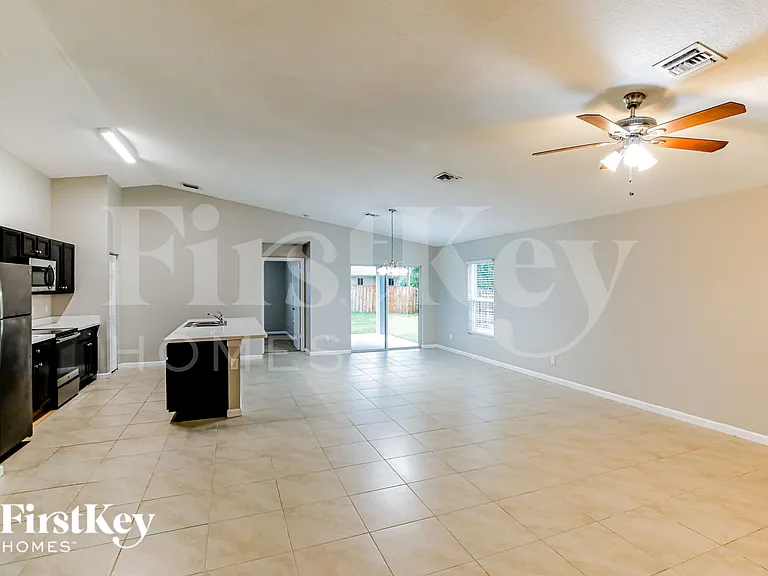 931 SE Thornhill Dr — Photo 2