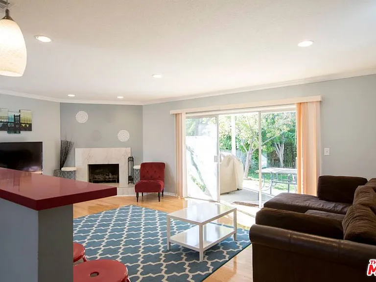5049 Serrania Ave — Photo 2