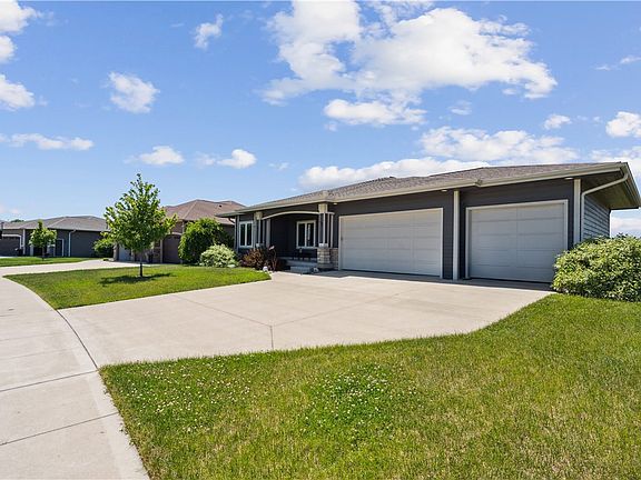3rd image of 1512 NW Pine View Cir
