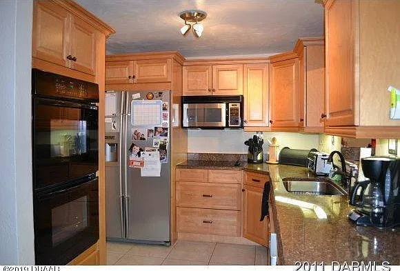 3 bed, 2.0 bath, 1579 sqft, $2,300 — Photo 2