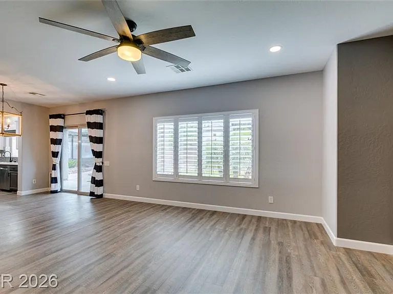 1129 Emanuel St — Photo 13