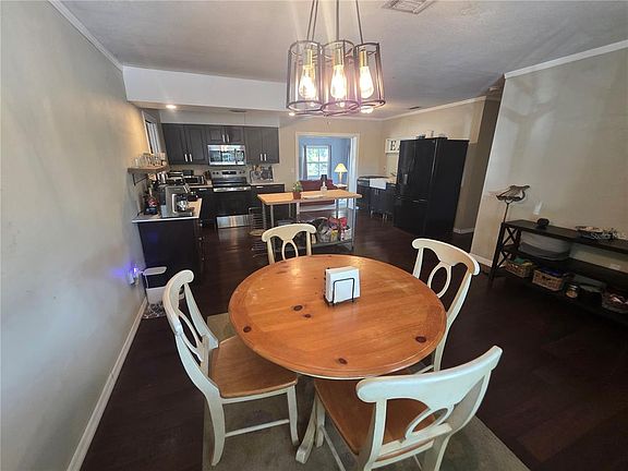 4th image of 1015 Rhodes Ave