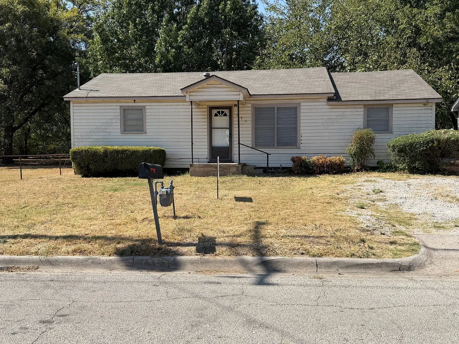 3 bed, 1.0 bath, 1056 sqft, $1,220 — Photo 1
