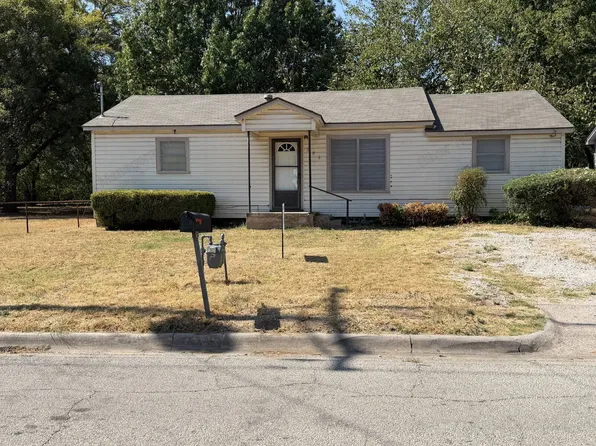 206 E Nelson St, Bowie, TX 76230