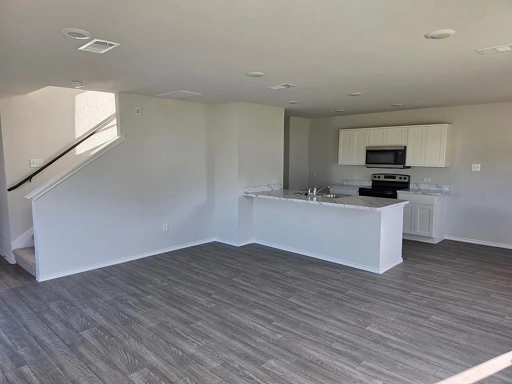 3 bed, 2.5 bath, 1600 sqft, $1,850 — Photo 3