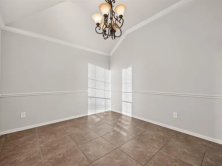 28207 Chalet Park Dr — Photo 9
