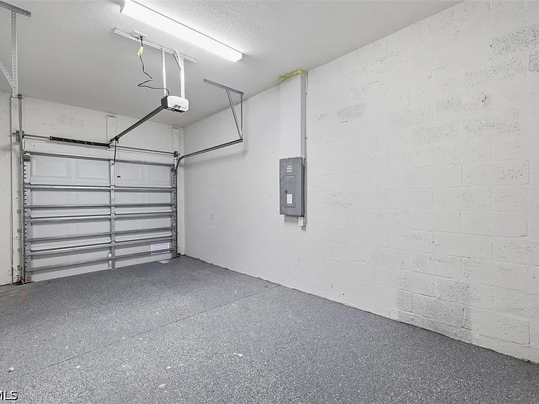 10045 Amicola St — Photo 11