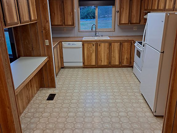 3rd image of 1833 Hastie Lake Rd