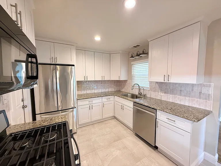 921 York St — Photo 11