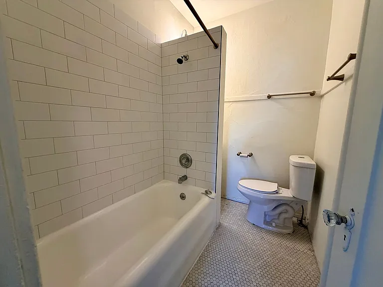 5234 University Way NE — Photo 6