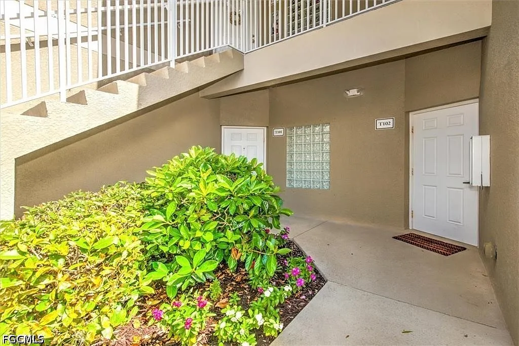 2 bed, 2.0 bath, 978 sqft, $1,300 — Photo 2