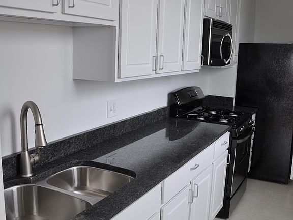2nd image of 2514 W Belle Plaine Ave #3