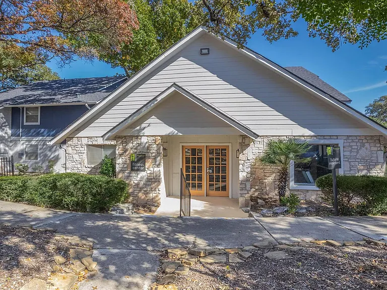 Experience the charm of Distinction Apartment Homes, where modern living meets inviting design. Enjoy beautifully landscaped grounds and a welcoming atmosphere. Schedule your tour today and find your perfect home!