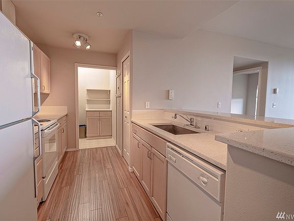 3rd image of 3221 SW Avalon Way APT 205