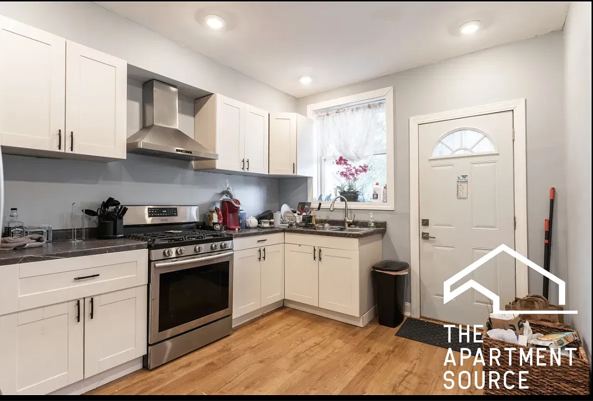 2 bed, 850 sqft, $2,400 — Photo 2