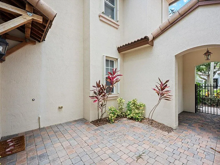 877 Taft Ct — Photo 6