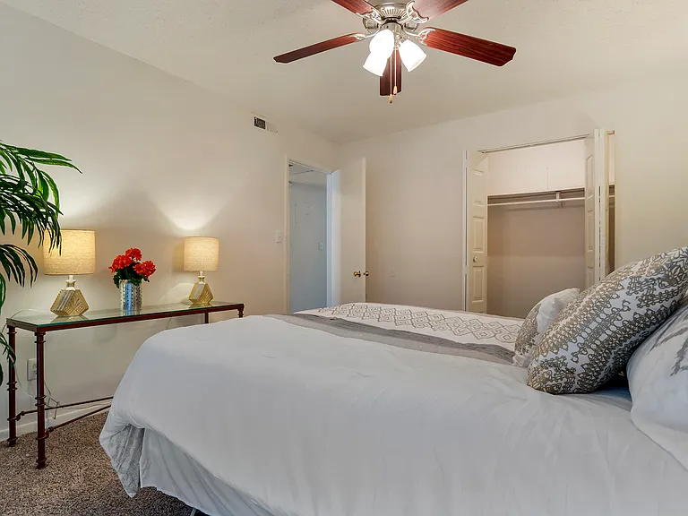 Lakeshore Landing Apartments — Photo 21