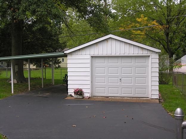 2nd image of 1037 Sanders Dr