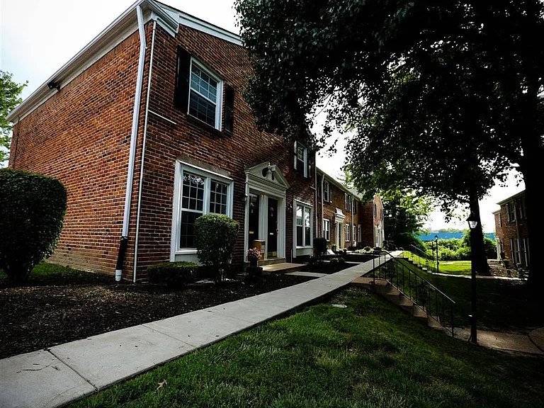Warson Village Townhomes — Photo 9