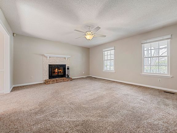 3rd image of 18 Treeline Dr